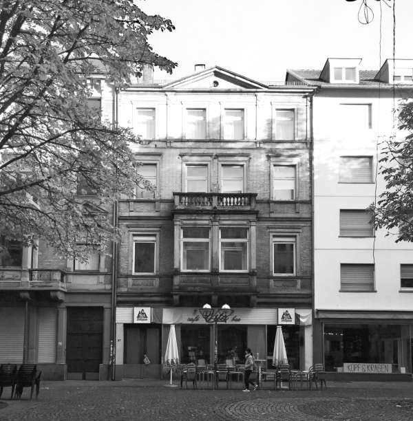 Strassenfassade vorher sw.png